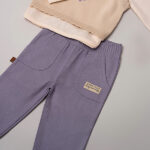 Deze mooie paarse broekje komt uit de collectie Simply Nice Girl van Frogs and Dogs. Het broekje is effen van kleur en heeft aan de voorzijde 2 zakjes. Het broekje heeft een gerimpelde elastische tailleband. De onderkant van de pijpjes zijn gezoomd met elastiek.