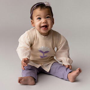 Deze mooie paarse broekje komt uit de collectie Simply Nice Girl van Frogs and Dogs. Het broekje is effen van kleur en heeft aan de voorzijde 2 zakjes. Het broekje heeft een gerimpelde elastische tailleband. De onderkant van de pijpjes zijn gezoomd met elastiek. 