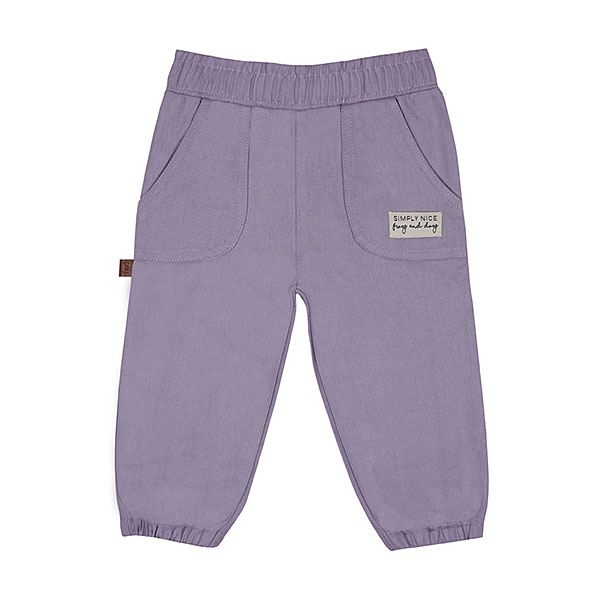 Deze mooie paarse broekje komt uit de collectie Simply Nice Girl van Frogs and Dogs. Het broekje is effen van kleur en heeft aan de voorzijde 2 zakjes. Het broekje heeft een gerimpelde elastische tailleband. De onderkant van de pijpjes zijn gezoomd met elastiek.