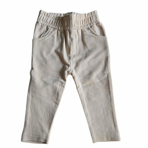 Dit leuke effen broekje komt uit de collectie van Frogs and Dogs. Dit leuke broekje is gemaakt in een zachte beige kleur en heeft 2 steekzakjes aan de voorzijde en op de achterzijde ook 2 zakjes. De tailleband is elastisch en enigszins gerimpeld. Gemaakt van hoogwaardig materiaal en bied comfort en bewegingsvrijheid. Ideaal om in de spelen en te stralen.