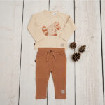 Dit leuke broekje in de kleur caramel komt uit de Raccoon Club collectie van Frogs and Dogs. Het broekje is effen van kleur. Zowel aan de voorzijde als aan de achterzijde zitten zakjes. De elastische tailleband is voorzien van een koordje. De boordjes van de pijpjes zijn gezoomd. Op het linkerpijpje aan de voorzijde zit het logo van de collectie gestikt.