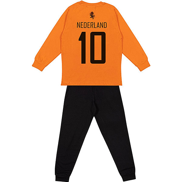 Hier vind je de stoere pyjama Elftal. Deze pyjama komt uit de nieuwe serie van Fun2Wear. Deze serie heeft een verbeterde stofkwaliteit waardoor die mooier blijft na het wassen. Deze pyjama bestaat uit een shirt met lange mouwen en een broek met lange pijpen. Op het shirtje staat in het groot het nummer 10 met de tekst Nederland en de leeuw. Het broekje is zwart met op de linker broekspijp met in het oranje het nummer 10 en de leeuw.