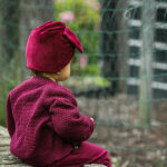 Een stijlvol gebreid vestje in de kleur bordeaux met mooie houten knoopjes aan de voorzijde, V-hals en lange mouwen. Gemaakt van zacht en zeer comfortabele kwaliteit katoen waardoor het vestje geschikt is het hele jaar door te dragen en zacht aanvoelt op de huid.