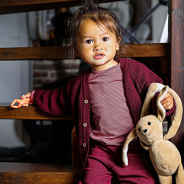 Een stijlvol gebreid vestje in de kleur bordeaux met mooie houten knoopjes aan de voorzijde, V-hals en lange mouwen. Gemaakt van zacht en zeer comfortabele kwaliteit katoen waardoor het vestje geschikt is het hele jaar door te dragen en zacht aanvoelt op de huid.