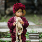 Een stijlvol gebreid vestje in de kleur bordeaux met mooie houten knoopjes aan de voorzijde, V-hals en lange mouwen. Gemaakt van zacht en zeer comfortabele kwaliteit katoen waardoor het vestje geschikt is het hele jaar door te dragen en zacht aanvoelt op de huid.