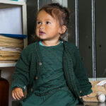 Een stijlvol gebreid vestje in de kleur groen met mooie houten knoopjes aan de voorzijde, V-hals en lange mouwen. Gemaakt van zacht en zeer comfortabele kwaliteit katoen waardoor het vestje geschikt is het hele jaar door te dragen en zacht aanvoelt op de huid.