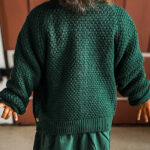 Een stijlvol gebreid vestje in de kleur groen met mooie houten knoopjes aan de voorzijde, V-hals en lange mouwen. Gemaakt van zacht en zeer comfortabele kwaliteit katoen waardoor het vestje geschikt is het hele jaar door te dragen en zacht aanvoelt op de huid.