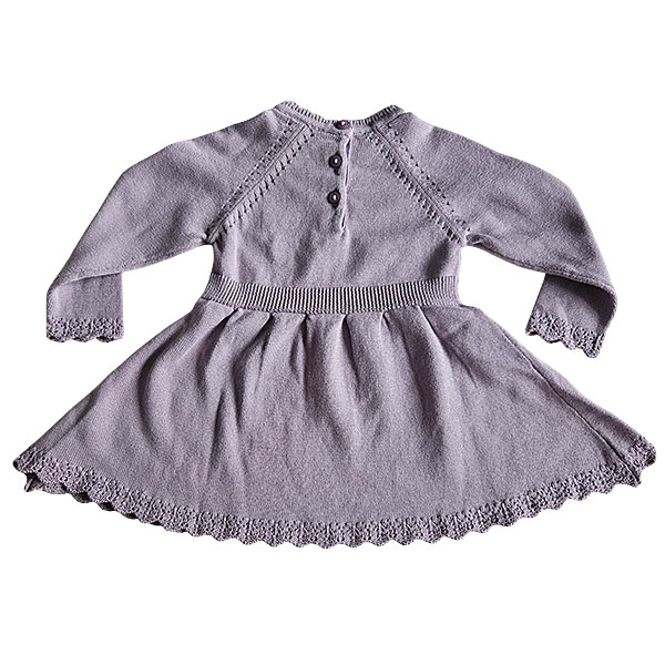Deze mooie paarse jurkje komt uit de collectie Simply Nice Girl van Frogs and Dogs. Het jurkje heeft een wijd uitlopend rokje. Zowel de onderkant van het rokje als de onderkant van de mouwen hebben een gebreid rufflerandje met motief. Het jurkje heeft raglanmouwen met een gebreid motiefje op de naad. Op de achterzijde zit een sluiting met 3 knoopjes.