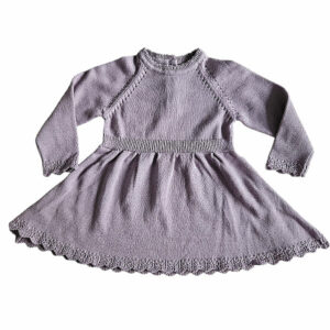 Deze mooie paarse jurkje komt uit de collectie Simply Nice Girl van Frogs and Dogs. Het jurkje heeft een wijd uitlopend rokje. Zowel de onderkant van het rokje als de onderkant van de mouwen hebben een gebreid rufflerandje met motief. Het jurkje heeft raglanmouwen met een gebreid motiefje op de naad. Op de achterzijde zit een sluiting met 3 knoopjes.