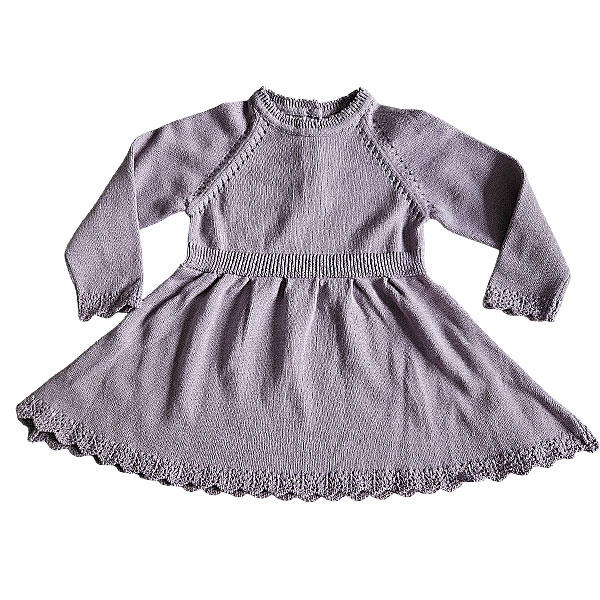 Deze mooie paarse jurkje komt uit de collectie Simply Nice Girl van Frogs and Dogs. Het jurkje heeft een wijd uitlopend rokje. Zowel de onderkant van het rokje als de onderkant van de mouwen hebben een gebreid rufflerandje met motief. Het jurkje heeft raglanmouwen met een gebreid motiefje op de naad. Op de achterzijde zit een sluiting met 3 knoopjes.