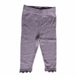 Deze mooie paarse gebreide legging komt uit de collectie Simply Nice Girl van Frogs and Dogs. De legging is effen van kleur en heeft een elastisch tailleband. De pijpje zijn afgewerkt met een gebreid rufflerandje met motief.