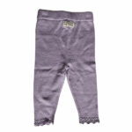 Deze mooie paarse gebreide legging komt uit de collectie Simply Nice Girl van Frogs and Dogs. De legging is effen van kleur en heeft een elastisch tailleband. De pijpje zijn afgewerkt met een gebreid rufflerandje met motief.