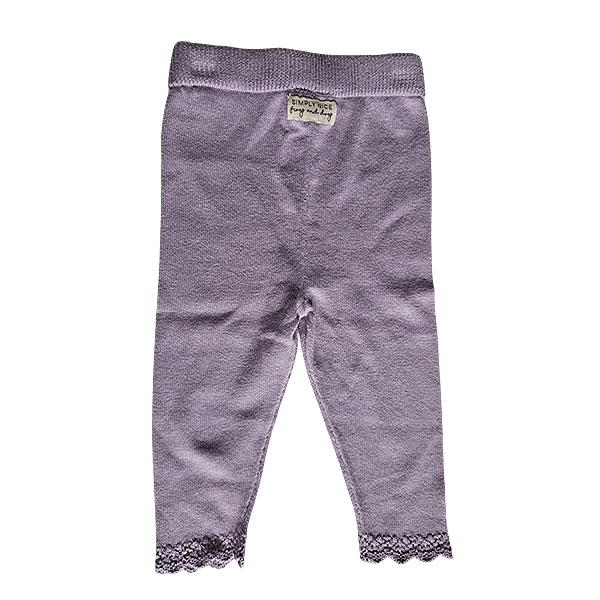 Deze mooie paarse gebreide legging komt uit de collectie Simply Nice Girl van Frogs and Dogs. De legging is effen van kleur en heeft een elastisch tailleband. De pijpje zijn afgewerkt met een gebreid rufflerandje met motief.