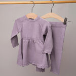 Deze mooie paarse gebreide legging komt uit de collectie Simply Nice Girl van Frogs and Dogs. De legging is effen van kleur en heeft een elastisch tailleband. De pijpje zijn afgewerkt met een gebreid rufflerandje met motief.