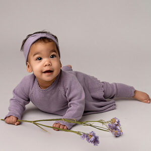 Deze mooie paarse gebreide legging komt uit de collectie Simply Nice Girl van Frogs and Dogs. De legging is effen van kleur en heeft een elastisch tailleband. De pijpje zijn afgewerkt met een gebreid rufflerandje met motief.