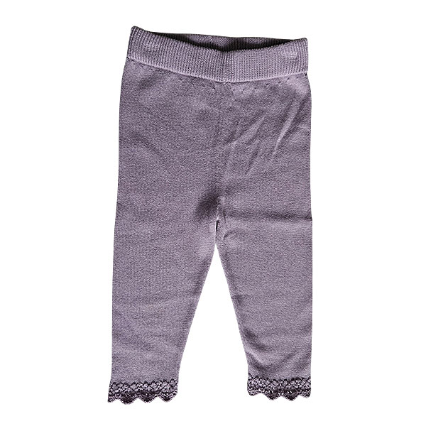 Deze mooie paarse gebreide legging komt uit de collectie Simply Nice Girl van Frogs and Dogs. De legging is effen van kleur en heeft een elastisch tailleband. De pijpje zijn afgewerkt met een gebreid rufflerandje met motief.