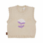 Deze mooie beige spencer met geborduurde bloem komt uit de Simply Nice Girl collectie van Frogs and Dogs. De spencer heeft aan de hals, onderkant en de mouwgaten een gebreid rufflerandje. Op de achterzijde is een sluiting met 3 knoopjes. De geborduurde bloem is in de kleuren gebroken wit & paars. 