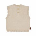 Deze mooie beige spencer met geborduurde bloem komt uit de Simply Nice Girl collectie van Frogs and Dogs. De spencer heeft aan de hals, onderkant en de mouwgaten een gebreid rufflerandje. Op de achterzijde is een sluiting met 3 knoopjes. De geborduurde bloem is in de kleuren gebroken wit & paars. 