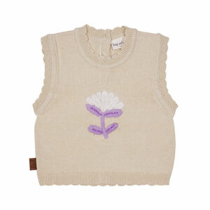 Deze mooie beige spencer met geborduurde bloem komt uit de Simply Nice Girl collectie van Frogs and Dogs. De spencer heeft aan de hals, onderkant en de mouwgaten een gebreid rufflerandje. Op de achterzijde is een sluiting met 3 knoopjes. De geborduurde bloem is in de kleuren gebroken wit & paars.