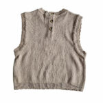 Deze mooie cappuccino spencer met geborduurde bloem komt uit de Simply Nice Girl collectie van Frogs and Dogs. De spencer heeft aan de hals, onderkant en de mouwgaten een gebreid rufflerandje. Op de achterzijde is een sluiting met 3 knoopjes. De geborduurde bloem is in de kleuren gebroken wit & paars.