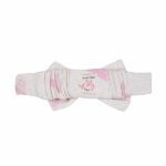 Dit leuke haarbandje in de kleur offwhite gemêleerd met roze hartjes komt uit de collectie Spring Breeze van Frogs and Dogs. Dit haarbandje is van zacht katoen en maakt de outfit van jouw kleine meid helemaal af! Je kunt hem eindeloos combineren met bijvoorbeeld een leuk even jurkje of shirtje. Deze haarband is one size en heeft aan de achterzijde elastiek. De strik zit vast.