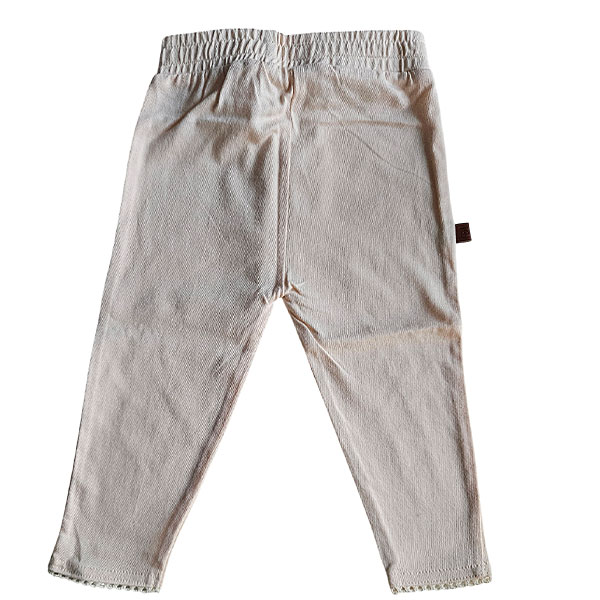 Deze mooie legging komt uit de collectie van Frogs and Dogs. De legging is gemaakt van zacht katoen. Het heeft een elastische tailleband met een koordje, gemaakt van dezelfde kleur. De onderkant van de pijpjes is afgezet met een kanten randje. Gemaakt van hoogwaardig materiaal en bied comfort en bewegingsvrijheid. Ideaal om in de spelen en te stralen.