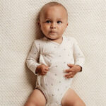 Dit rompertje met een overslag sluiting en drukknoopjes is de perfecte basis voor de eerste avonturen van jouw pasgeborene. De charmante zandkleur met een fijn printje van kleine blaadjes zorgt voor een natuurlijke uitstraling. Gemaakt van zacht biologisch katoen en met praktische drukknoopjes bij het kruis, biedt dit rompertje een nauwsluitende en comfortabele pasvorm, ideaal voor dagelijks gebruik.