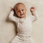 Dit rompertje met een overslag sluiting en drukknoopjes is de perfecte basis voor de eerste avonturen van jouw pasgeborene. De charmante zandkleur met een fijn printje van kleine blaadjes zorgt voor een natuurlijke uitstraling. Gemaakt van zacht biologisch katoen en met praktische drukknoopjes bij het kruis, biedt dit rompertje een nauwsluitende en comfortabele pasvorm, ideaal voor dagelijks gebruik.