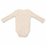 Dit rompertje met een overslag sluiting en drukknoopjes is de perfecte basis voor de eerste avonturen van jouw pasgeborene. De charmante zandkleur met een fijn printje van kleine blaadjes zorgt voor een natuurlijke uitstraling. Gemaakt van zacht biologisch katoen en met praktische drukknoopjes bij het kruis, biedt dit rompertje een nauwsluitende en comfortabele pasvorm, ideaal voor dagelijks gebruik.