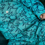 Dit unieke lichtblauwe boxpakje met bliksemprint komt uit de collectie van Mijs X Merlijn. Dit stijlvolle boxpakje heeft een eigentijdse print van de bliksem in de kleur blauw op een lichtblauwe ondergrond. Het boxpakje is gemaakt van 100% katoen en voelt heerlijk zacht aan. De boorden zijn elastisch en het heeft een handige drukker sluiting zodat hij makkelijker aangetrokken kan worden.