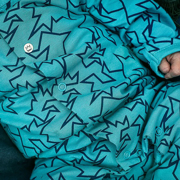 Dit unieke lichtblauwe boxpakje met bliksemprint komt uit de collectie van Mijs X Merlijn. Dit stijlvolle boxpakje heeft een eigentijdse print van de bliksem in de kleur blauw op een lichtblauwe ondergrond. Het boxpakje is gemaakt van 100% katoen en voelt heerlijk zacht aan. De boorden zijn elastisch en het heeft een handige drukker sluiting zodat hij makkelijker aangetrokken kan worden.