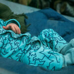 Dit unieke lichtblauwe boxpakje met bliksemprint komt uit de collectie van Mijs X Merlijn.  Dit stijlvolle boxpakje heeft een eigentijdse print van de bliksem in de kleur blauw op een lichtblauwe ondergrond. Het boxpakje is gemaakt van 100% katoen en voelt heerlijk zacht aan. De boorden zijn elastisch en het heeft een handige drukker sluiting zodat hij makkelijker aangetrokken kan worden.