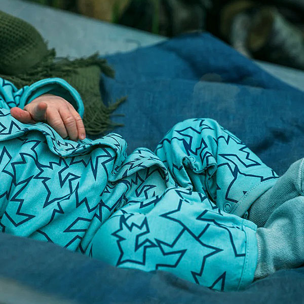 Dit unieke lichtblauwe boxpakje met bliksemprint komt uit de collectie van Mijs X Merlijn. Dit stijlvolle boxpakje heeft een eigentijdse print van de bliksem in de kleur blauw op een lichtblauwe ondergrond. Het boxpakje is gemaakt van 100% katoen en voelt heerlijk zacht aan. De boorden zijn elastisch en het heeft een handige drukker sluiting zodat hij makkelijker aangetrokken kan worden.