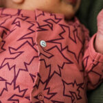 Dit unieke boxpakje met bliksemprint komt uit de collectie van Mijs X Merlijn.  Dit stijlvolle boxpakje heeft een eigentijdse print van de bliksem in de kleur grijs op een oudroze ondergrond. Het boxpakje is gemaakt van 100% katoen en voelt heerlijk zacht aan. De boorden zijn elastisch en het heeft een handige drukker sluiting zodat hij makkelijker aangetrokken kan worden.