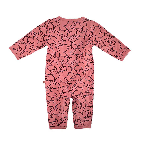 Dit unieke boxpakje met bliksemprint komt uit de collectie van Mijs X Merlijn. Dit stijlvolle boxpakje heeft een eigentijdse print van de bliksem in de kleur grijs op een oudroze ondergrond. Het boxpakje is gemaakt van 100% katoen en voelt heerlijk zacht aan. De boorden zijn elastisch en het heeft een handige drukker sluiting zodat hij makkelijker aangetrokken kan worden.