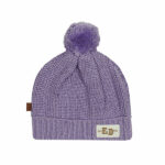 Deze stoere gebreide muts in de kleur paars komt uit de Smart Club collectie van Frogs and Dogs. Deze gebreide muts is gemaakt in een ribmotief en heeft een pompoen op de bovenkant. Het mutsje heeft een omslagrand en op de rand zit het logo van de lijn geborduurd.