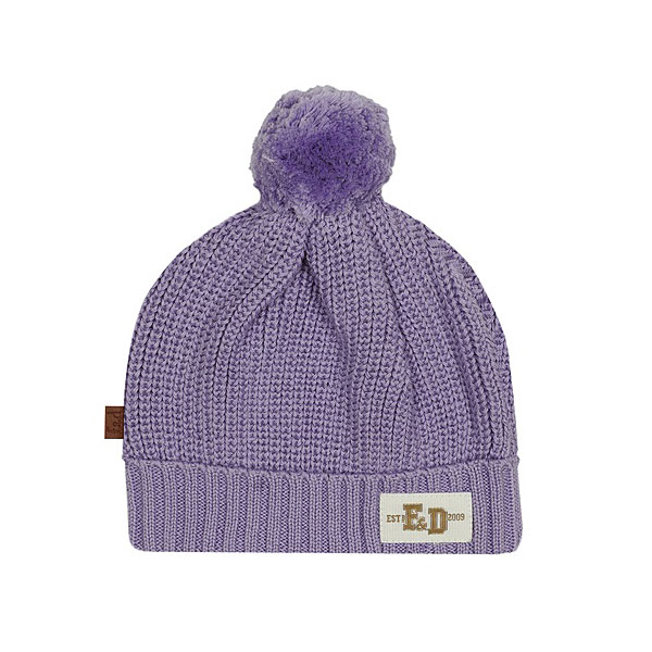 Deze stoere gebreide muts in de kleur paars komt uit de Smart Club collectie van Frogs and Dogs. Deze gebreide muts is gemaakt in een ribmotief en heeft een pompoen op de bovenkant. Het mutsje heeft een omslagrand en op de rand zit het logo van de lijn geborduurd.
