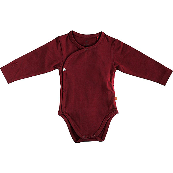 Dit mooie overslagrompertje in de kleur bordeaux komt uit de collectie van Mijs X Merlijn. Dit overslagrompertje met ronde hals is ideaal voor newborn baby’s. Met de overslag en de veilige en praktische drukknoopjes aan de onderkant én aan de zijkant wikkel je in een handomdraai je kleintje in het rompertje. Het overslagrompertje heeft lange mouwen, ronde hals en drukker aan de zijkant en tussen de beentjes. Het overslagrompertje is gemaakt van zachte stretch jersey.