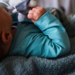 Dit mooie overslagrompertje in de kleur lichtblauw komt uit de collectie van Mijs X Merlijn. Dit overslagrompertje met ronde hals is ideaal voor newborn baby’s. Met de overslag en de veilige en praktische drukknoopjes aan de onderkant én aan de zijkant wikkel je in een handomdraai je kleintje in het rompertje. Het overslagrompertje heeft lange mouwen, ronde hals en drukker aan de zijkant en tussen de beentjes