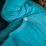 Dit mooie overslagrompertje in de kleur lichtblauw komt uit de collectie van Mijs X Merlijn. Dit overslagrompertje met ronde hals is ideaal voor newborn baby’s. Met de overslag en de veilige en praktische drukknoopjes aan de onderkant én aan de zijkant wikkel je in een handomdraai je kleintje in het rompertje. Het overslagrompertje heeft lange mouwen, ronde hals en drukker aan de zijkant en tussen de beentjes