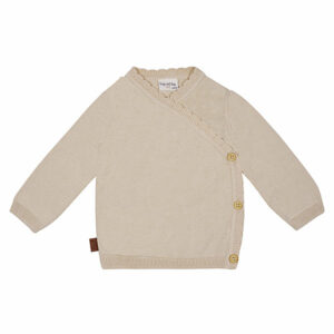 Dit mooie gebreide overslagshirtje met lange mouw is in de kleur beige en komt uit de collectie Simply Nice Girl van Frogs and Dogs. Het shirtje heeft een mooie overslag. De overslag heeft een gebreid rufflerandje. De boordjes zijn gebreid.