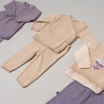 Dit mooie gebreide overslagshirtje met lange mouw is in de kleur beige en komt uit de collectie Simply Nice Girl van Frogs and Dogs. Het shirtje heeft een mooie overslag. De overslag heeft een gebreid rufflerandje. De boordjes zijn gebreid.