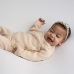 Dit mooie gebreide overslagshirtje met lange mouw is in de kleur beige en komt uit de collectie Simply Nice Girl van Frogs and Dogs. Het shirtje heeft een mooie overslag. De overslag heeft een gebreid rufflerandje. De boordjes zijn gebreid.