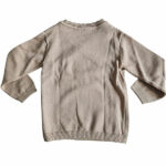 Dit mooie gebreide overslagshirtje met lange mouw is in de kleur cappuccino en komt uit de collectie Simply Nice Girl van Frogs and Dogs. Het shirtje heeft een mooie overslag. De overslag heeft een gebreid rufflerandje. De boordjes zijn gebreid.