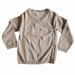 Dit mooie gebreide overslagshirtje met lange mouw is in de kleur cappuccino en komt uit de collectie Simply Nice Girl van Frogs and Dogs. Het shirtje heeft een mooie overslag. De overslag heeft een gebreid rufflerandje. De boordjes zijn gebreid.