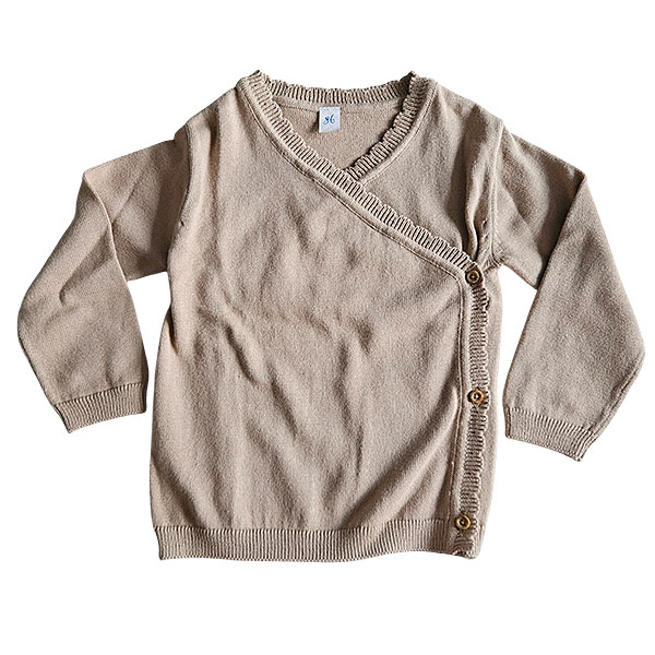 Dit mooie gebreide overslagshirtje met lange mouw is in de kleur cappuccino en komt uit de collectie Simply Nice Girl van Frogs and Dogs. Het shirtje heeft een mooie overslag. De overslag heeft een gebreid rufflerandje. De boordjes zijn gebreid.
