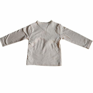 Dit lieve en schattig shirt met lange mouw komt uit de collectie van Frogs and Dogs. Deze mooie collectie is gemaakt van zacht katoen en heeft een kanten randje aan de hals en de overslagrand. Het voordeel van een overslagshirtje is dat je het niet aan hoeft te trekken over het hoofdje. Sommige baby's vinden dat niet fijn. Voorzien van 3 drukkers en een klein roze strikje. Aan de mouwtjes zitten boordjes.