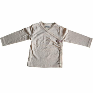 Dit lieve en schattig shirt met lange mouw komt uit de collectie van Frogs and Dogs. Deze mooie collectie is gemaakt van zacht katoen en heeft een kanten randje aan de hals en de overslagrand. Het voordeel van een overslagshirtje is dat je het niet aan hoeft te trekken over het hoofdje. Sommige baby's vinden dat niet fijn. Voorzien van 3 drukkers en een klein roze strikje. Aan de mouwtjes zitten boordjes.