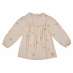 Een lief jurkje uit de collectie van Paloma van Frogs en Dogs. Het jurkje is gemaakt van mooie zachte stof en heeft een leuke print van vogeltjes. De mouwen hebben een klein gerimpeld zoompje. Het jurkje loopt ruim uit en heeft aan de achterzijde een knoopsluiting.