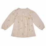 Een lief jurkje uit de collectie van Paloma van Frogs en Dogs. Het jurkje is gemaakt van mooie zachte stof en heeft een leuke print van vogeltjes. De mouwen hebben een klein gerimpeld zoompje. Het jurkje loopt ruim uit en heeft aan de achterzijde een knoopsluiting.